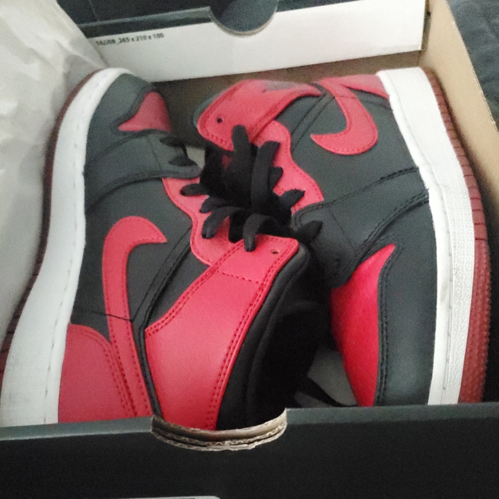 Nike Air Jordan High-Tops - Black and Red